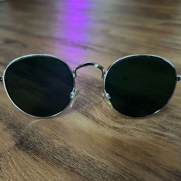 Red tinted sunglasses - Picture 6 of 12